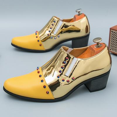 Moda Masculina Dourado Bico Fino Punk Rebite Couro Aumento de Altura Sapatos Masculino Performance Casamento Baile Homecoming Calçados