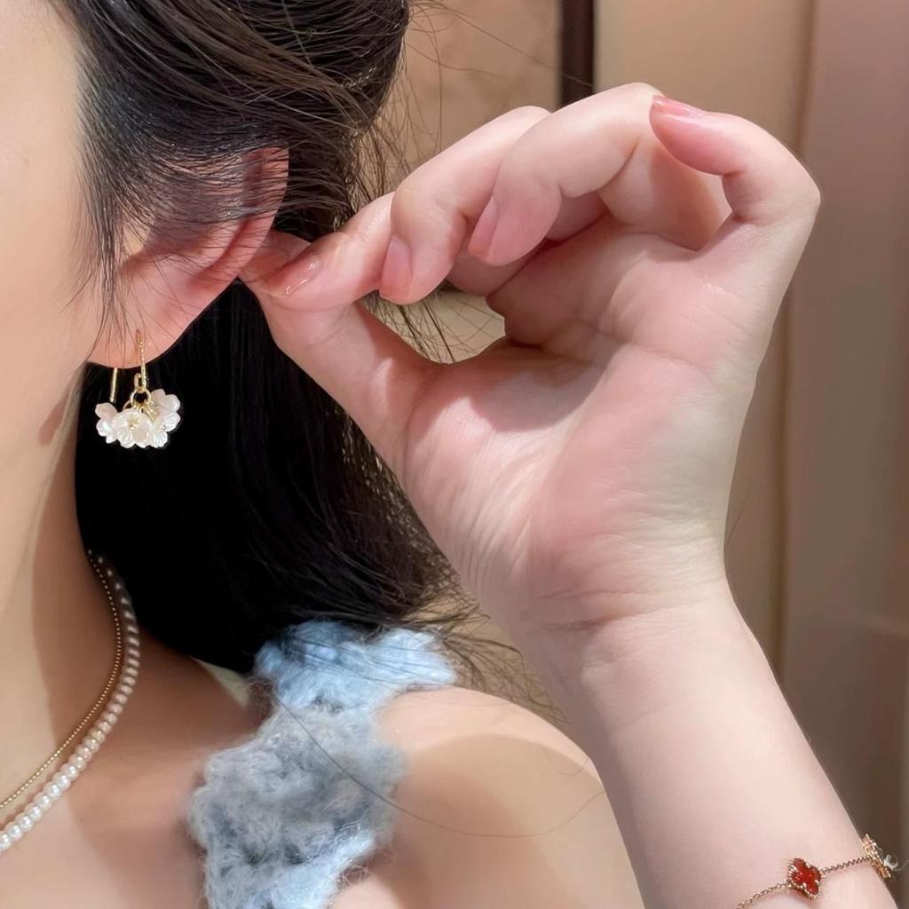 Elegant Forest-Style White Flower Stud Earrings - Simple, Fashionable, and Luxurious Ear Accessories