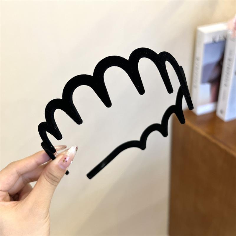Black Flocked Big Wave Headband with Tooth Comb for Washing Face, Headband for Tidying Up Hair, Hairpin and Headdress