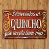 Panneau Métallique Vintage QuinchoVibe Espagnol - "BIENVENIDOS AL QUINCHO" Plaque à Vin, Décoration de Bar avec Volutes Rustiques, Art en Fer Durable