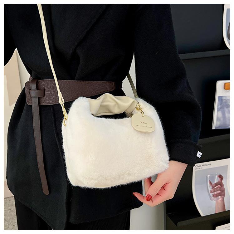 New plush messenger bag handbag texture fashion women's bag autumn and winter hair bag versatile niche chain handbag