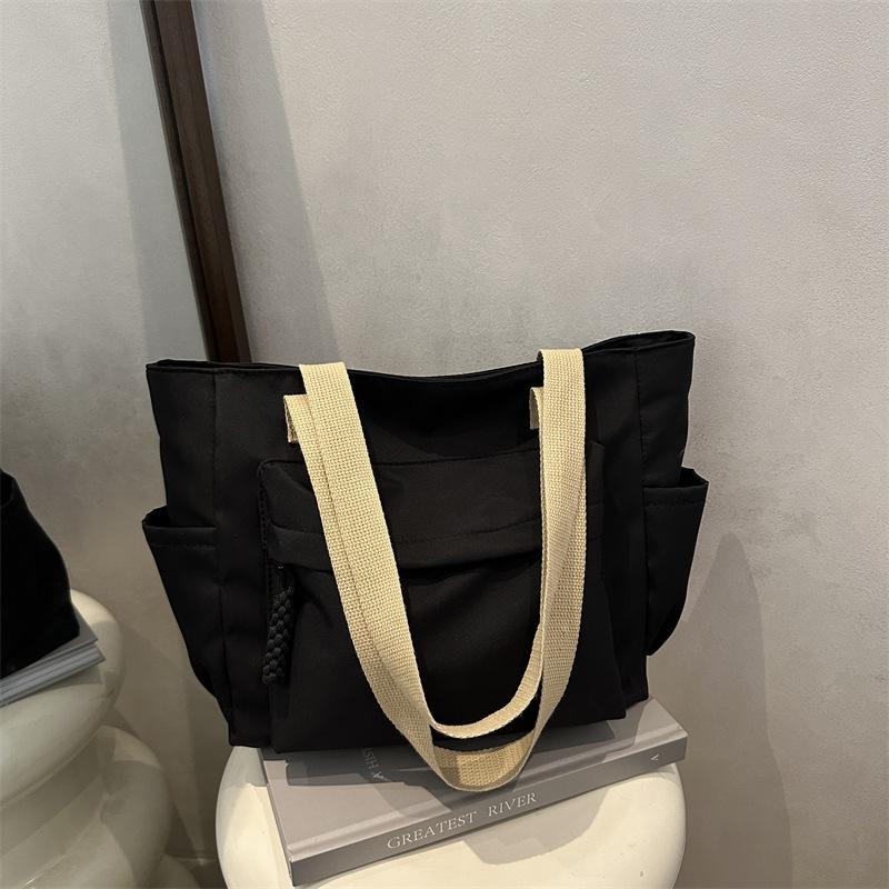 

Вместительная сумка-тоут 2025 осень новая модная текстурная универсальная в иностранном стиле сумка для поездок с высокой ценностью на одно плечо портативная чёрный