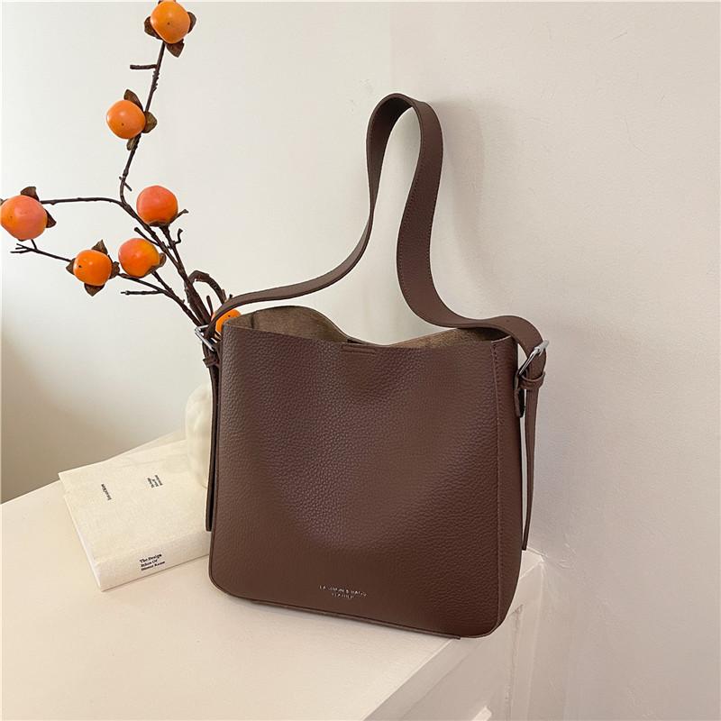 

Популярная в этом году сумка новая летняя текстура нишевая сумка на плечо универсальная сумка-мессенджер сумка-ведро кофейный