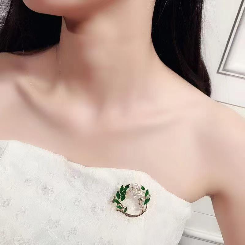 Korean Fashion Green Leaf White Gardenia Brooch: Elegant Women's Accessory