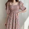 Abito estivo da donna dolce e delicato con stringivita, stampa floreale e scollo quadrato, gonna svasata snellente e di carattere