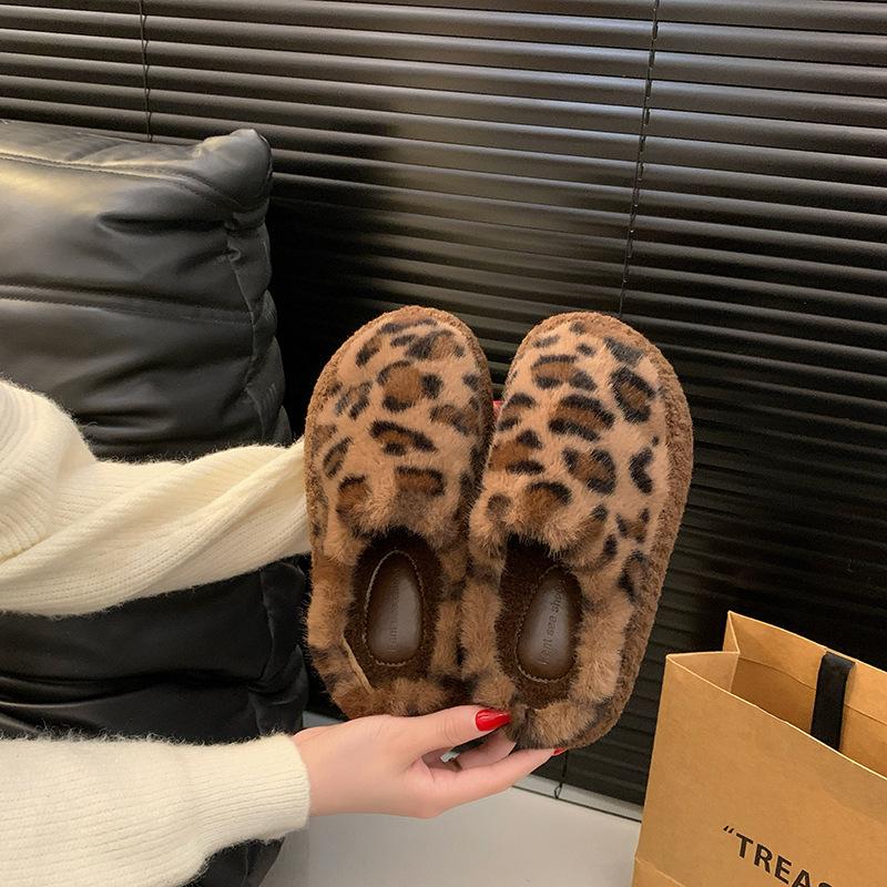 

Тапочки Mao Mao женская верхняя одежда 2025 новый зимний корейская версия на плоской подошве ленивые туфли-мюли плюшевая сумка голова полутапочки 40 цветной печати леопарда