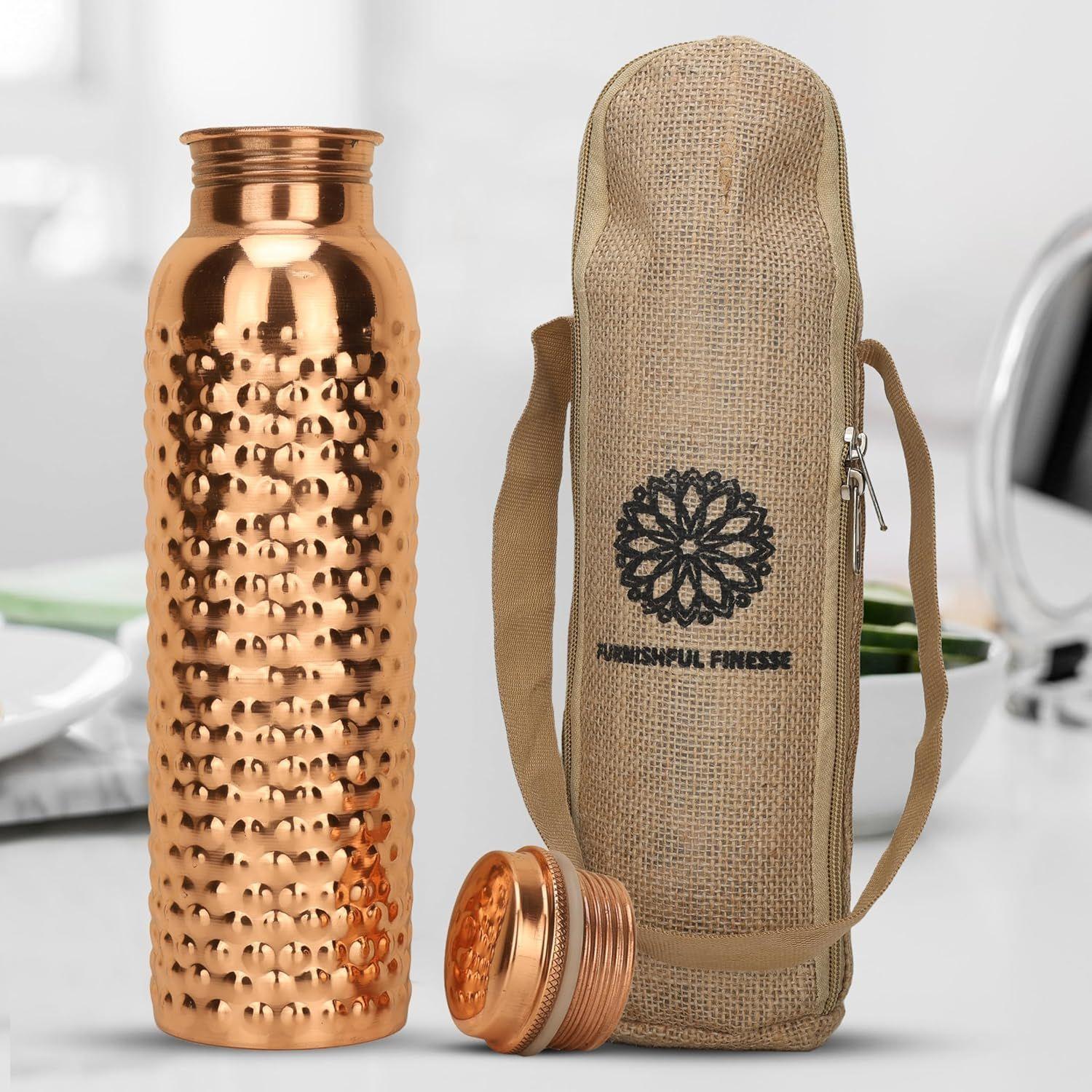 

Медная бутылка с сумкой для переноски для питьевой воды, не содержит BPA, герметичная, улучшает пищеварение и здоровье печени, вдохновлена Аюрведой - 1 литр