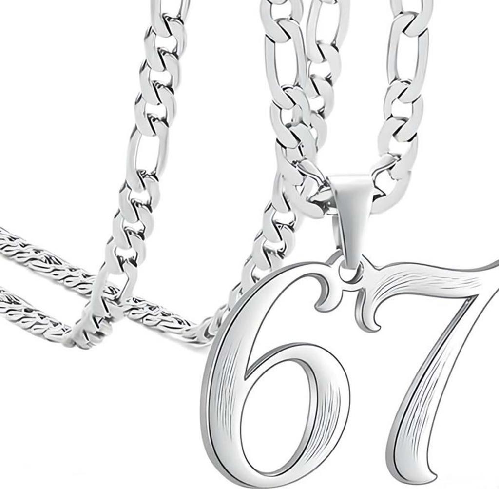 Collar con Colgante de Cruz 67 en Acero Inoxidable y Titanio con Números Árabes - Ideal para Aficionados al Béisbol, Fútbol y Rugby