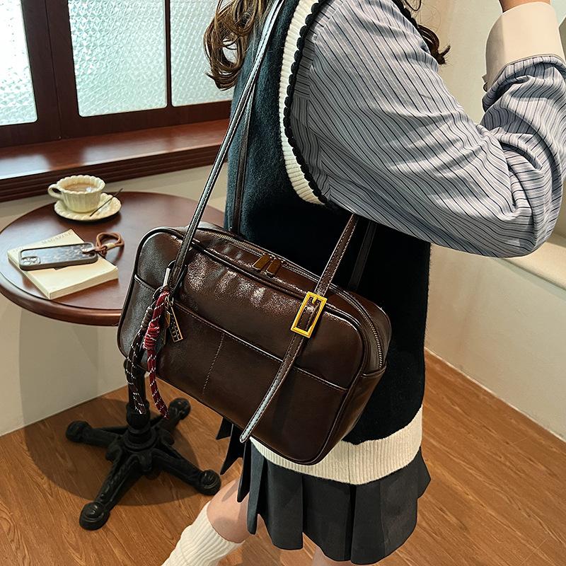 Retro bowling bag women's 2025 new versatile portable shoulder bag popular women's pillow bag this year
