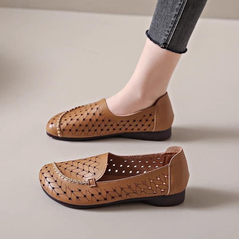 Spring 2025 new casual sandals women's retro hollow soft sole non-slip flat bottom hole shoes mother shoes