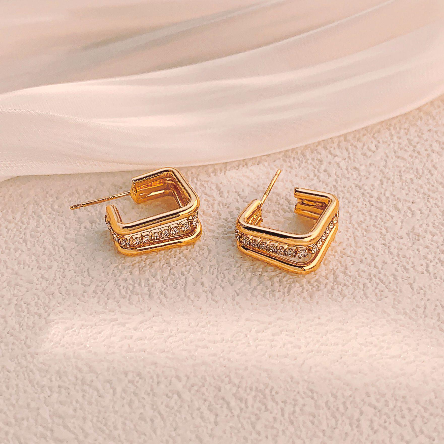 2024 Spring/Summer Zirconia Stud Earrings: Niche Design, Versatile, Light Luxury for Women