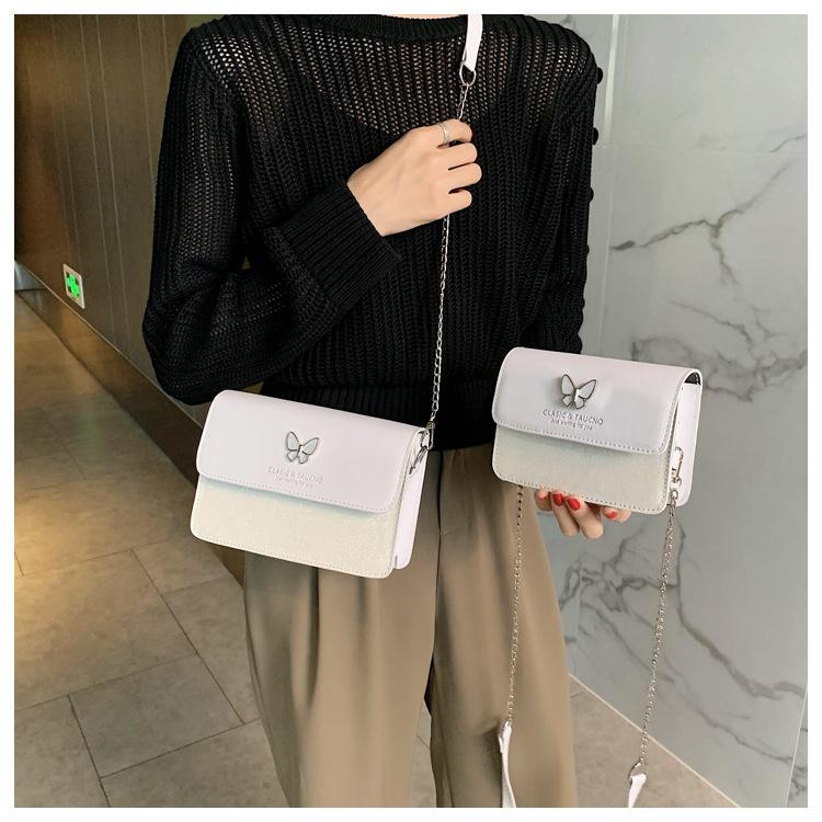 Женская однотонная квадратная сумка с цепочкой — фото 11