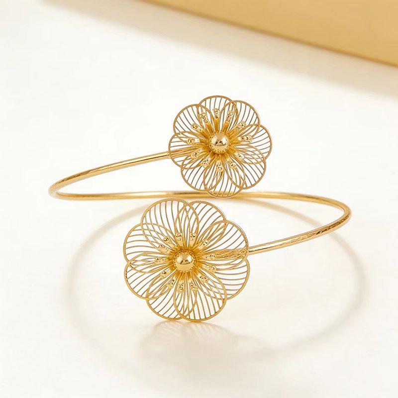 Elegant European-American Floral Metal Armband: Adjustable Fashion Bracelet