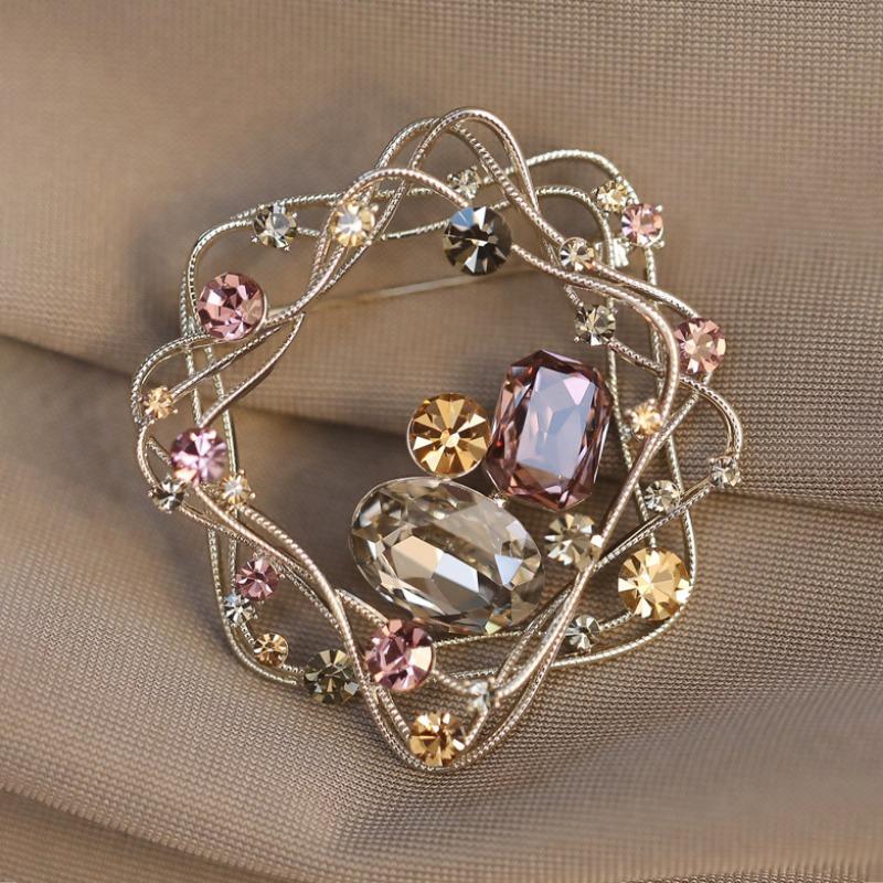 Luxurious Starry Sky Brooch, High-end Women's Light Luxury and Grand Crystal Brooch, Design Sense and Niche Brooch