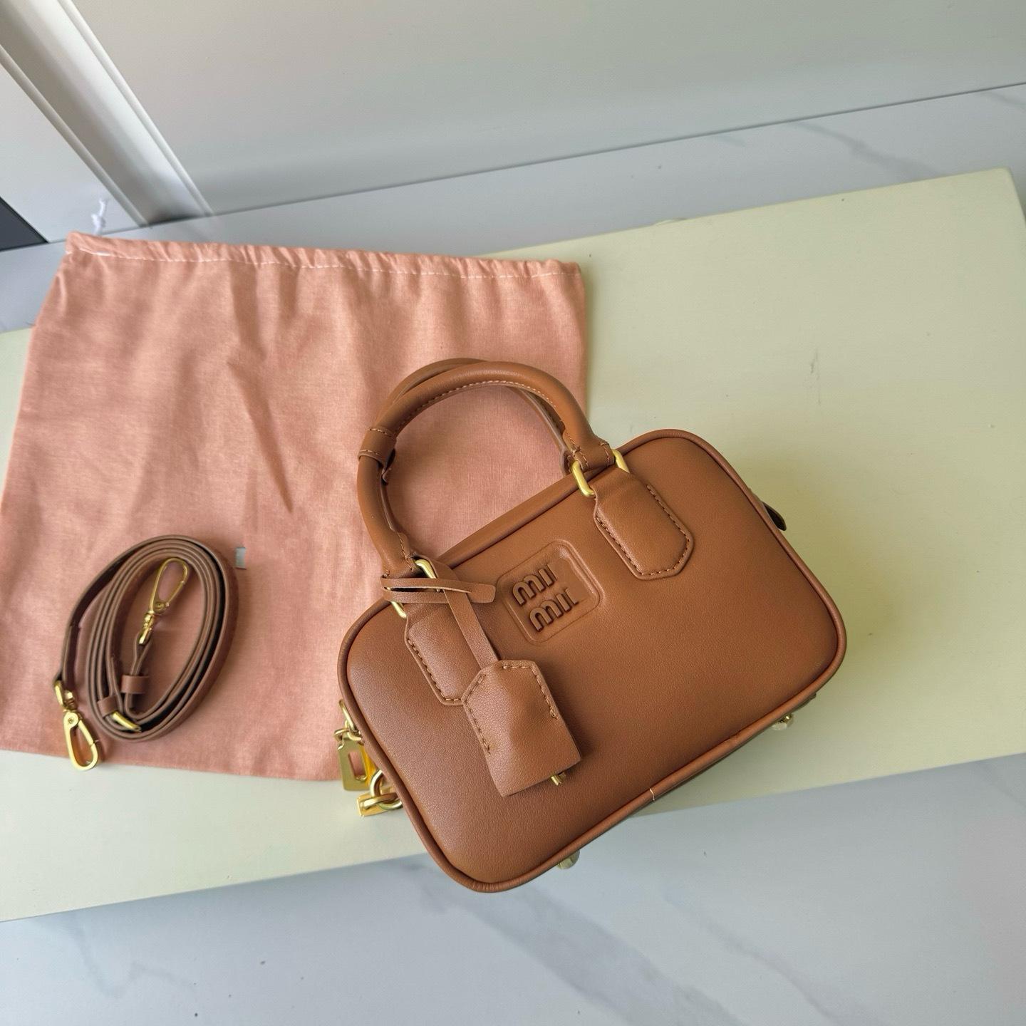 Original Boston Bowlingtasche Damen 2025 High-End Retro Pendler-Handtasche Crossbody Kissen Size: 19 x 13 x 6cm hellbraune