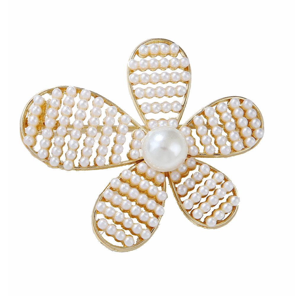 Full of Pearl Hollow Camellia Female Models Brooch Scarf Buckle Jewelry Clothing Accessories Female Long-Lasting Color Exquisite Hypoallergenic Brooch