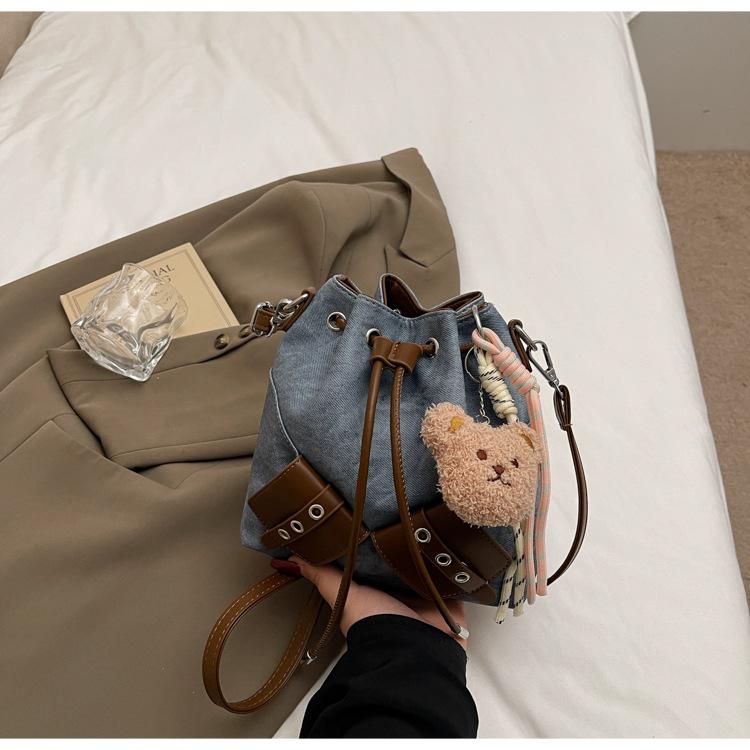 

2025 весна новая популярная мода персонализированная нишевая портативная сумка-ведро простая трендовая дорожная сумка-мессенджер женская сумка