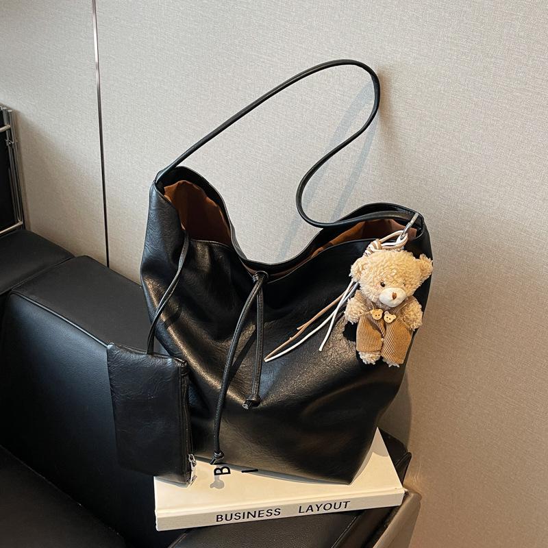 Large Capacity Bag Women's Versatile New Retro Casual Shoulder Messenger Bag Pleated Commuter Tote Bag