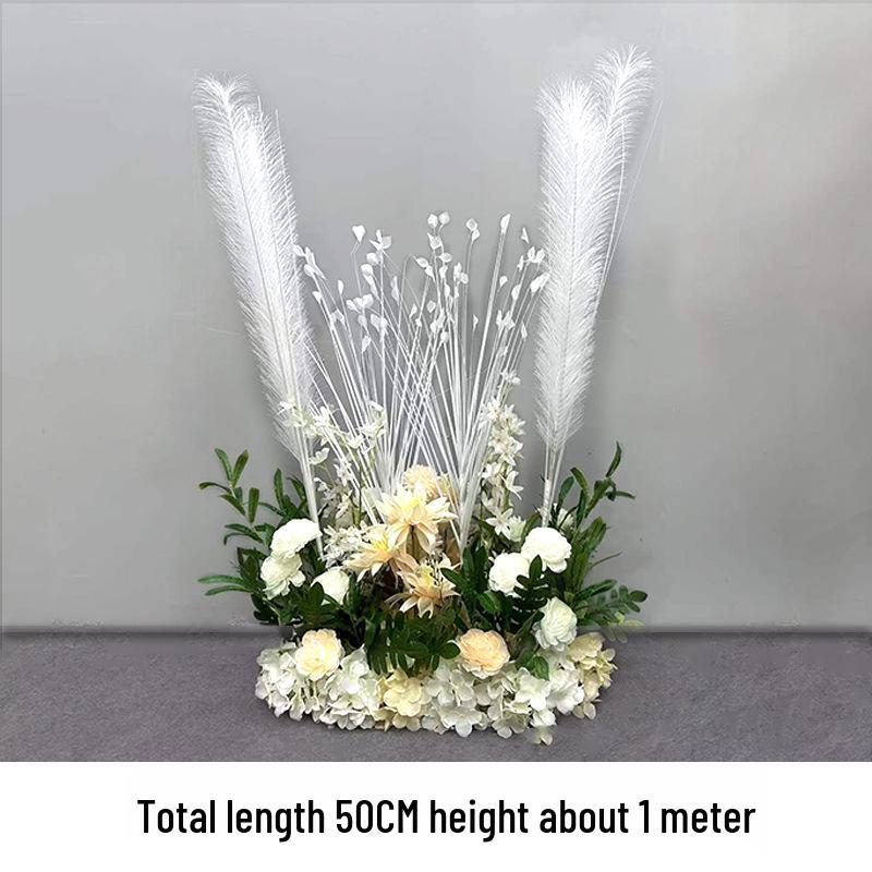 Hochzeitsgangdekoration im New Forest-Stil mit Blumen und Federn