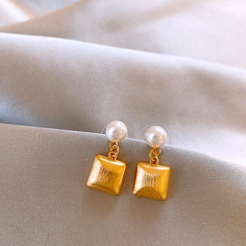 

Accessible Luxury Women s Best Selling Fancy Niche Style Autumn and Winter Earrings Golden brushed sugar stud earrings