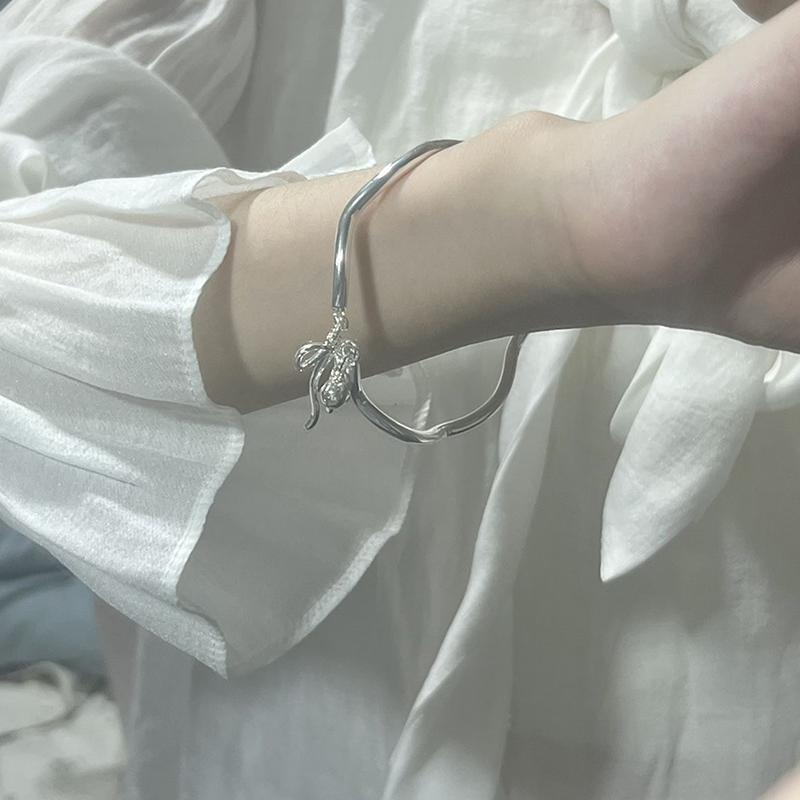 Fashion Bowknot Pendant Open Bracelets For Women Simple Temperament Light Luxury Bangle With Bell Aesthetic Party Jewelry