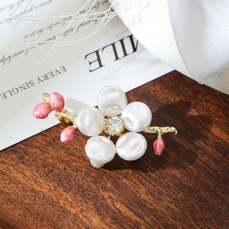 Elegant Flower Pearl Brooch Gold Tone Shell Petal Lapel Pin For Women Suit Coat Dress Jewelry Gift
