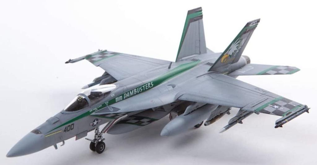 Plastikový model amerického námořnictva Super Hornet Chippy Ho v měřítku 1/72 od Doyusha. Úžasný! Č. 7 F/A-18E VFA-195 Barevně kódovaný