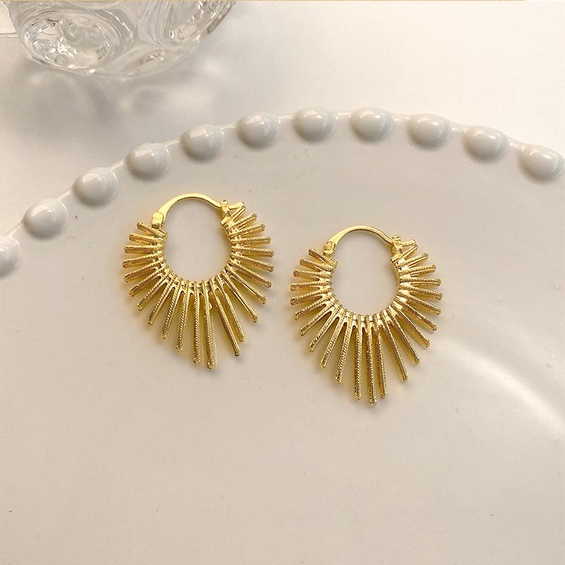 Eco-friendly High-End Geometric Heart Earrings - Trendy, Exquisite, and Fashionable Niche Design золотой