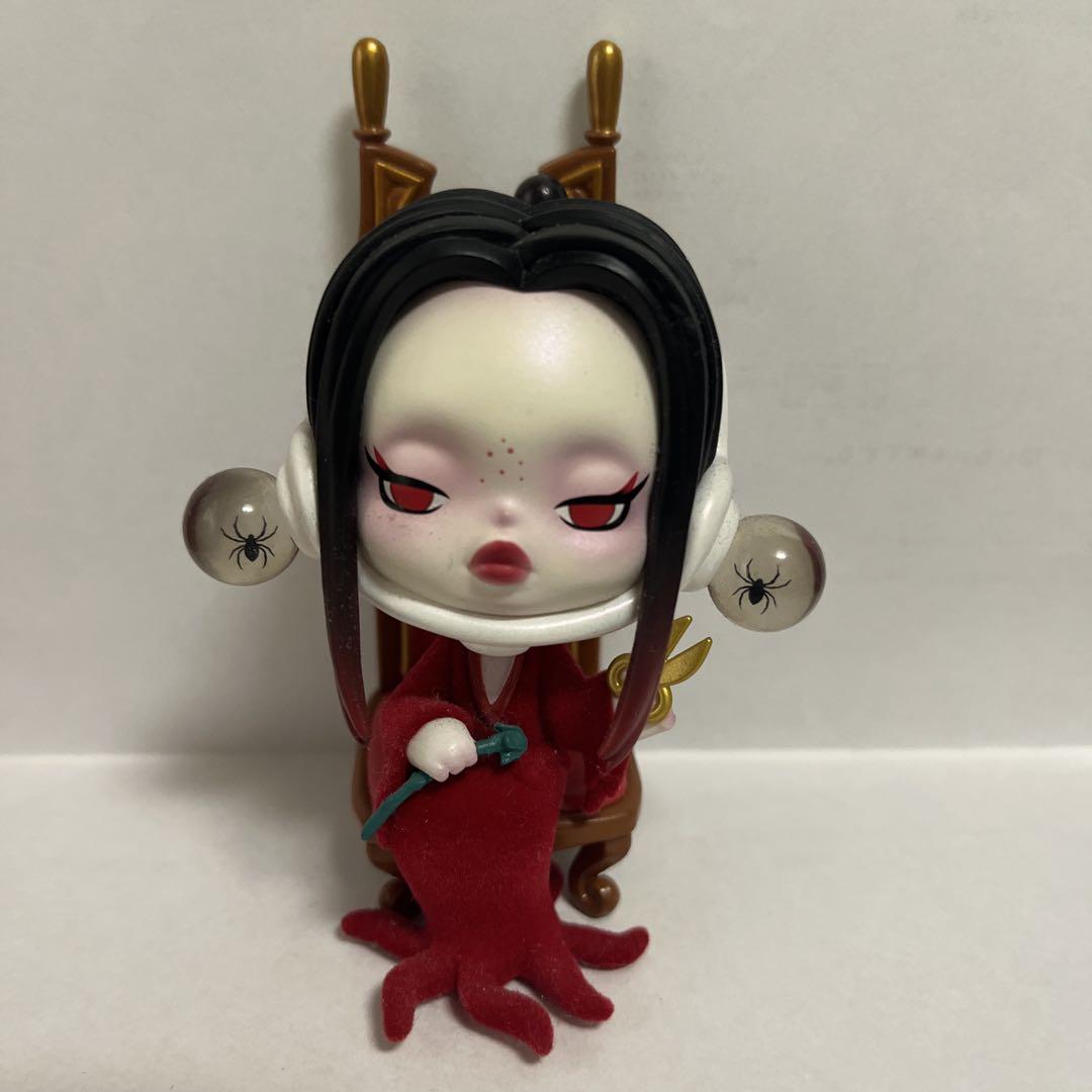 

[Б/У] POPMART SKULLPANDA × СЕМЕЙКА АДДАМС Харадзюку