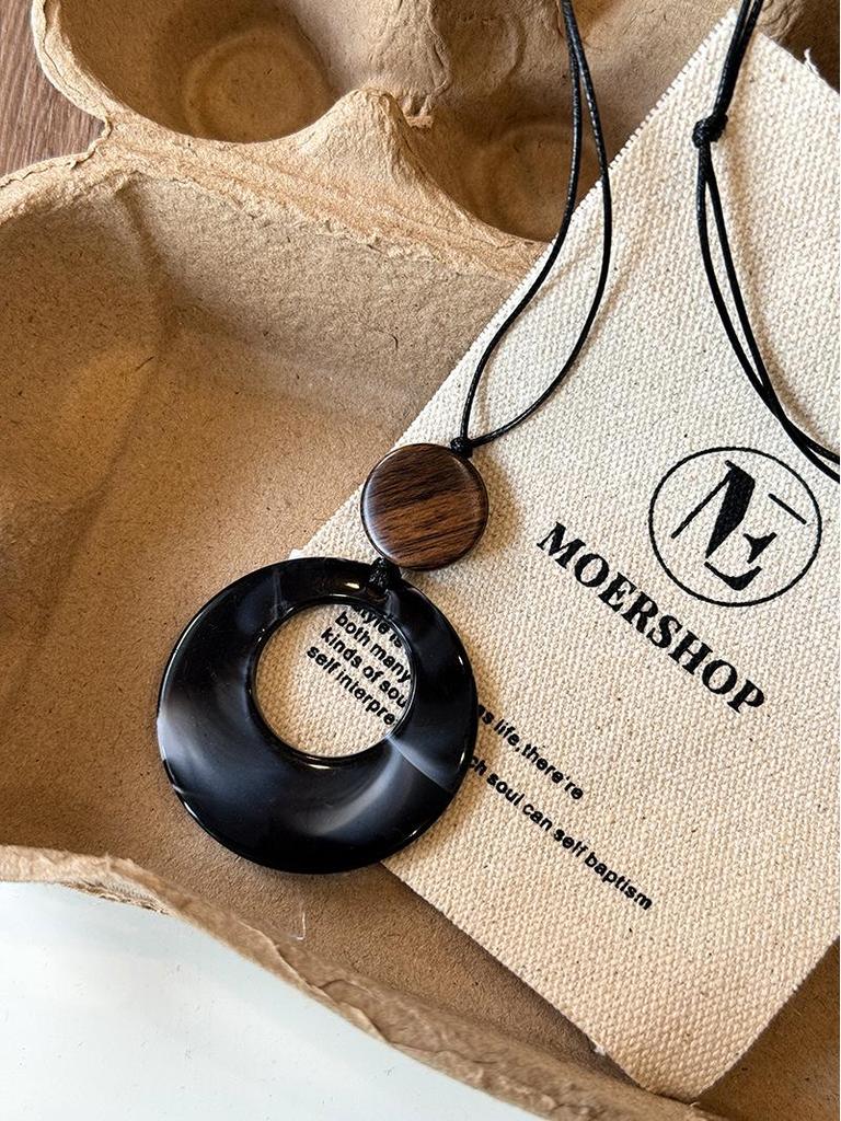 Elegant Geometric Resin Ring Necklace: Chic Long Chain for Women