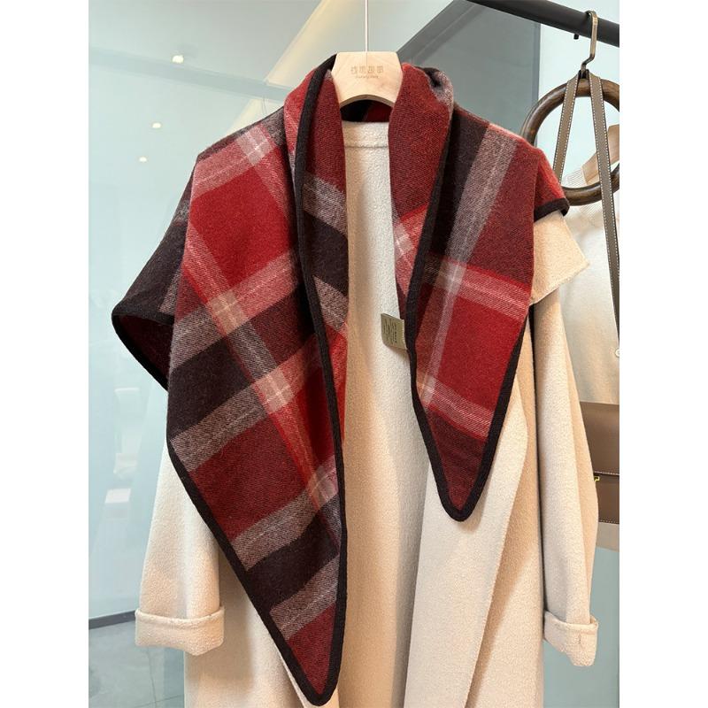 

Большой треугольный шарф из шерсти Grand Suergram — это универсальный и многофункциональный шарф для женщин на зиму. Его можно использовать как шарф на шею и как шаль.