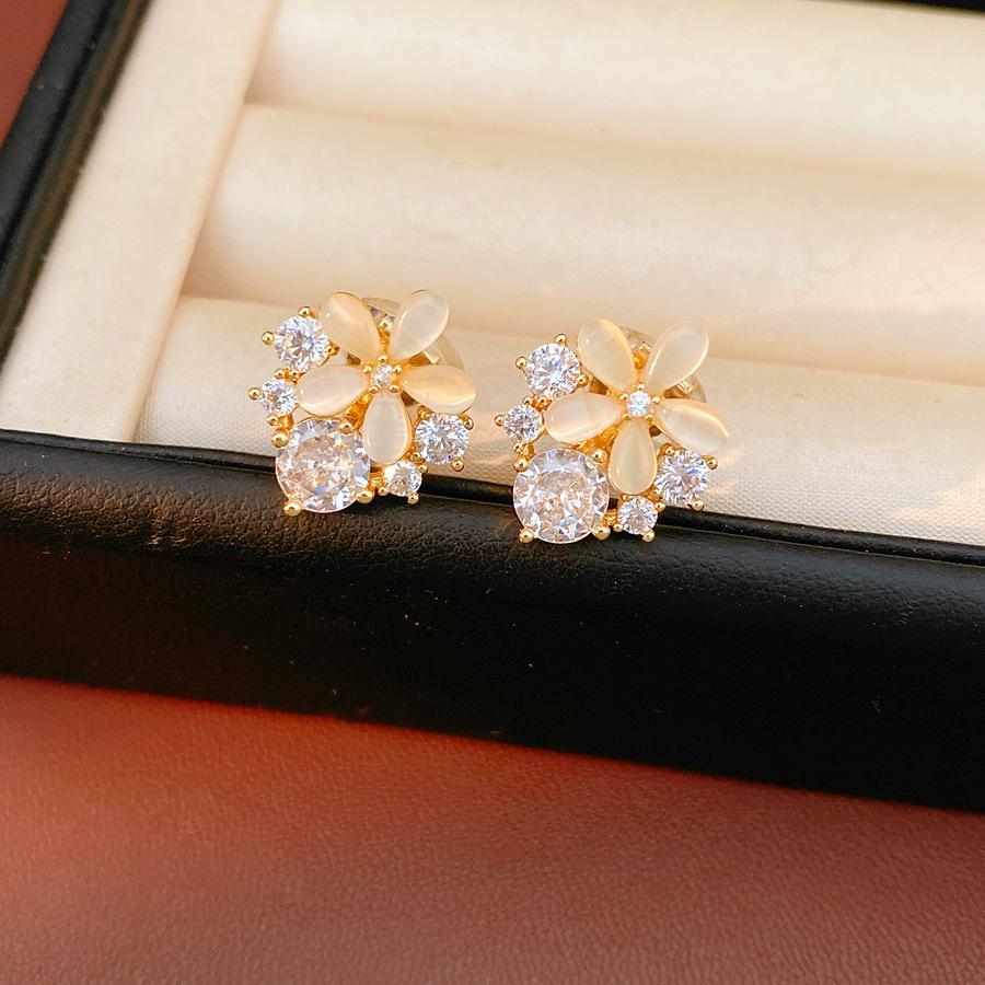 18k Gold Plated Zircon Cat s Eye Ear Clips - Elegant High-End Niche Earrings for a Luxurious Look