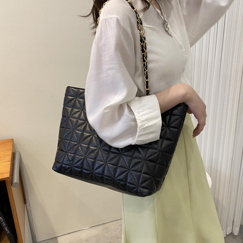 Versatile Foreign Style Chain Rhombus Indentation Tote Bag Women's Large-capacity Popular Trend Personalized Student Shoulder Bag
