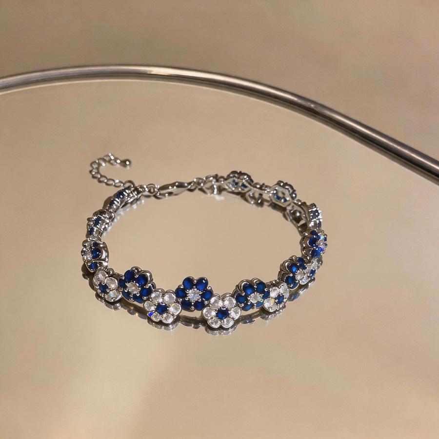 Elegant Zircon Love Heart Flower Bracelet for Women: Fashionable & Versatile Hand Jewelry