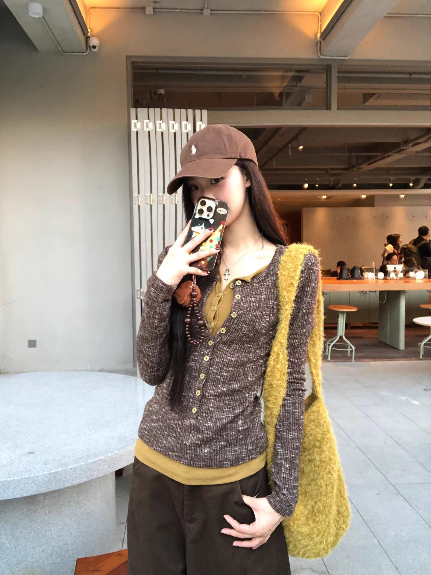 

Chic Women s Slim-Fit Knit Shirt: Half-Open Collar, Contrasting Colors, Fake Two-Piece Design, Long-Sleeved for Autumn/Winter Medium