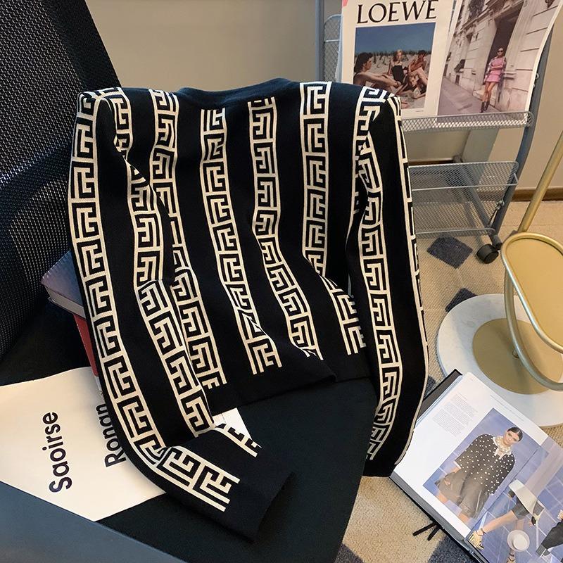 Contrasting color jacquard gold buckle knitted cardigan women's autumn new celebrity sweater jacket