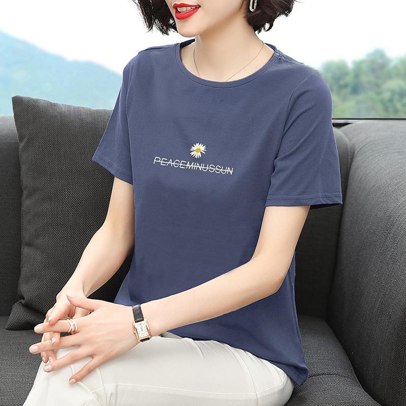 Kortärmad T-shirt i ren bomull med prästkragedekoration för kvinnor - Åldersminskande lös passform topp för mammor