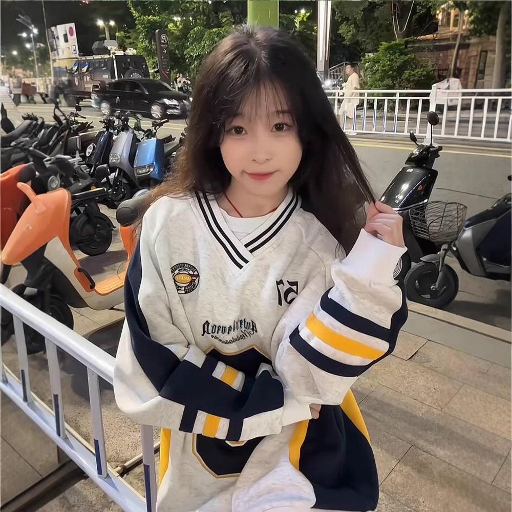 

V-neck Oversized Basketball Jersey Sweatshirt with Badge Embroidery for Autumn/Winter L