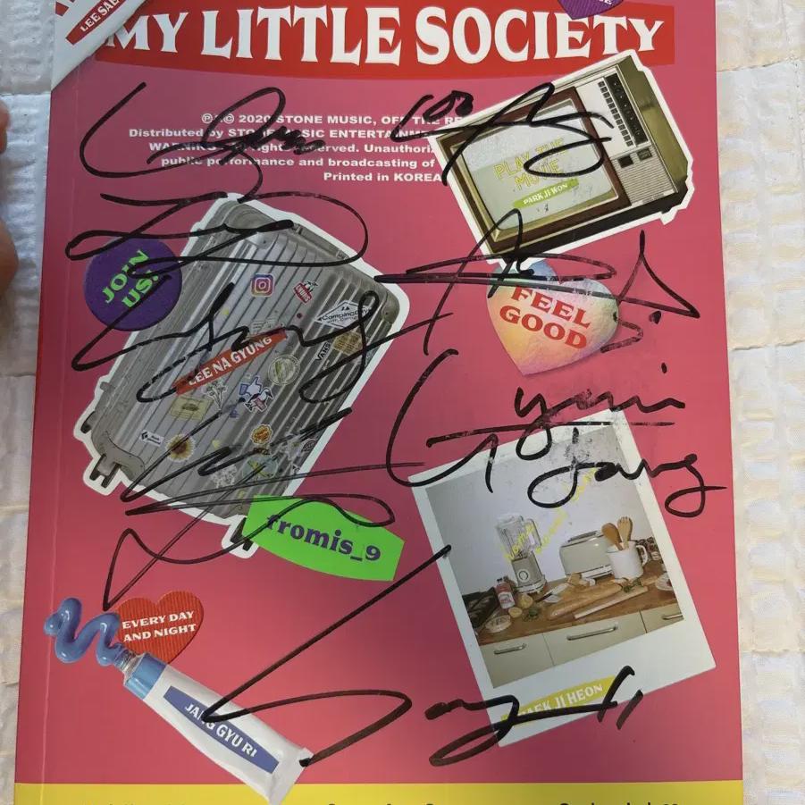 

Fromis9 с автографом