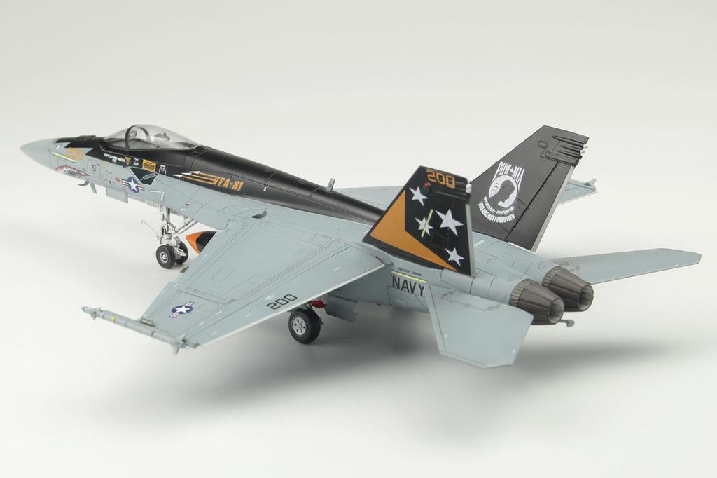 Platz US Fighter Super Hornet Sunliners Plastic Model Kit with Masking Stickers 1/72 Carrier-Based F/A-18E VFA-81 AE-55 (Airplane)