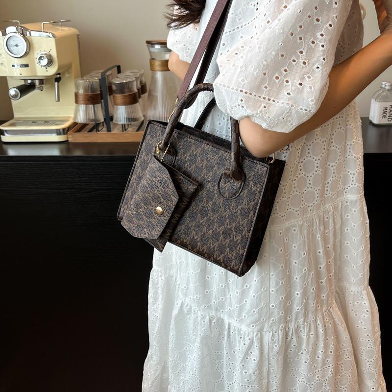 Retro Trend Atmospheric Handbag, High-end Texture Temperament Versatile Wide Shoulder Strap Single Shoulder Messenger Bag Women