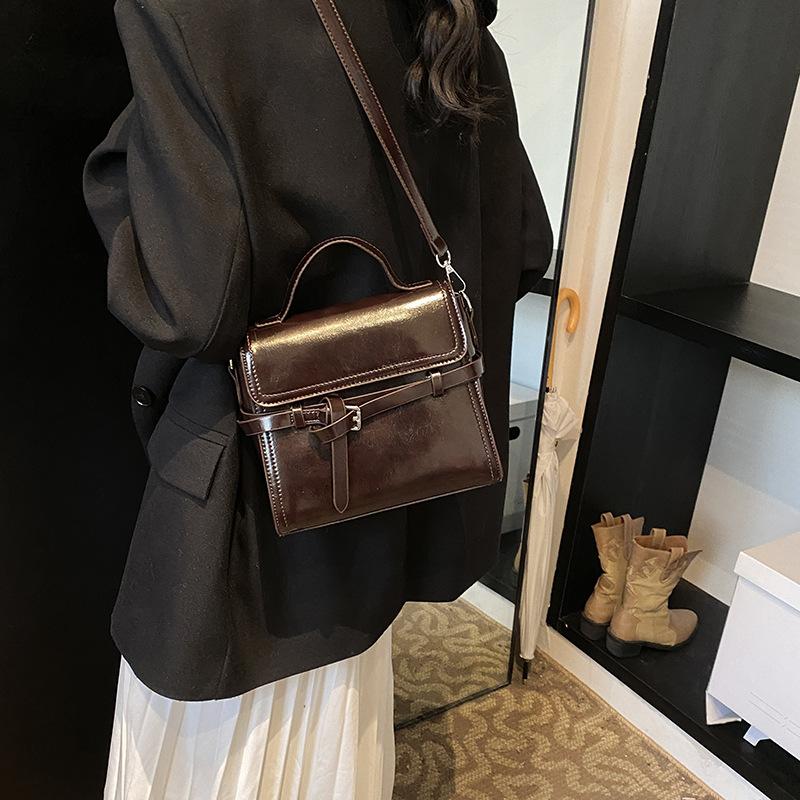 2025 autumn and winter new retro commuter hand carry small square bag fashion casual shoulder bag feeling versatile messenger bag