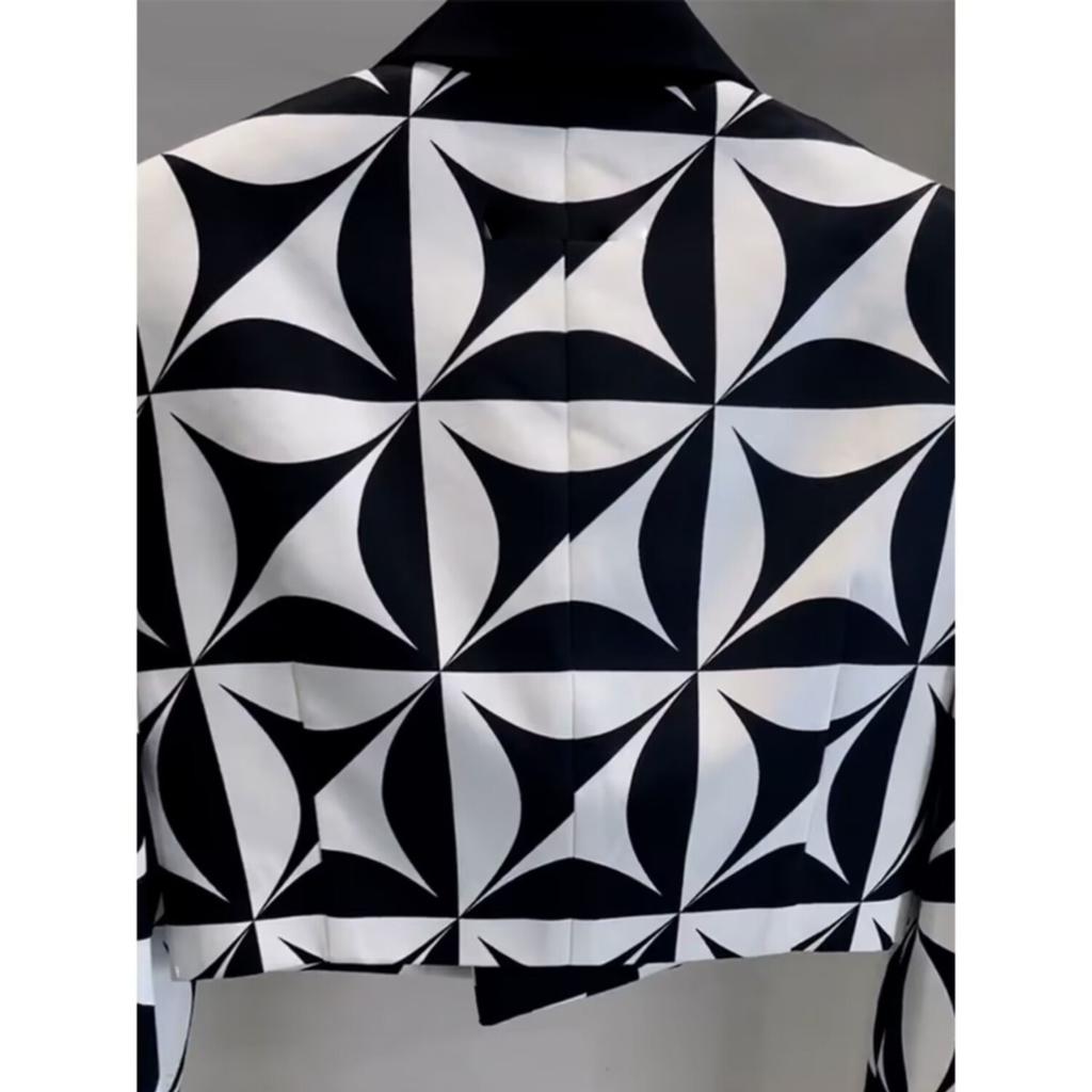 Jachetă blazer pentru femei la modă și elegantă - Un must-have pentru garderoba ta