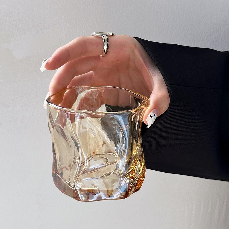 2 szt. 280 ml Bursztynowy Kolor Zestaw Kieliszków do Wina Nierówny Skręcony Kieliszek Restauracja Kreatywne Przybory do Wina Kieliszki do Whiskey Koktajli Naczynia do Napojów