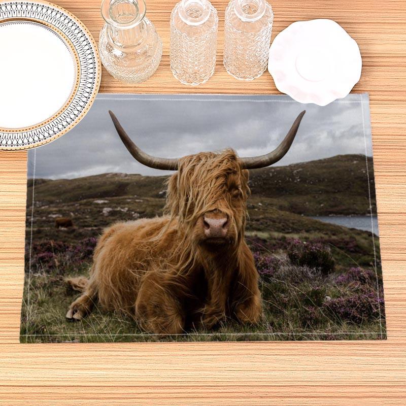 Highland Cow Placemat Cotton Linen Fabric Table Mats Family Dinner Tableware Kitchen Size 30X45cmTable Mat