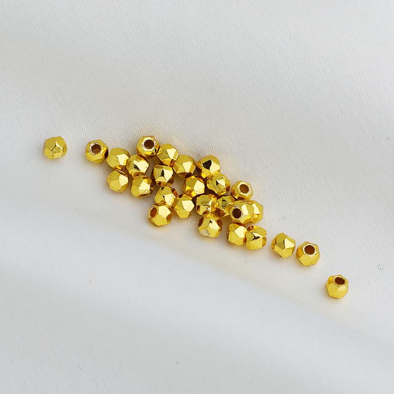 18K pozlacené mnohostranné kosočtvercové korálky pro DIY projekty, barevně stálé volné korálkovací doplňky.