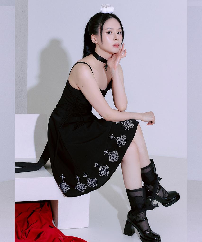 Tiemsseuli Yeomrahwa Embroidered Ribbon Short Dress