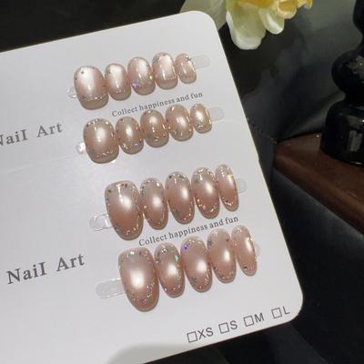 Funkelnder Sternring: Zarte Nude-Rosa Cat-Eye-Press-On-Nägel mit Sternenglitzer & Verspielter Herz-Nailart