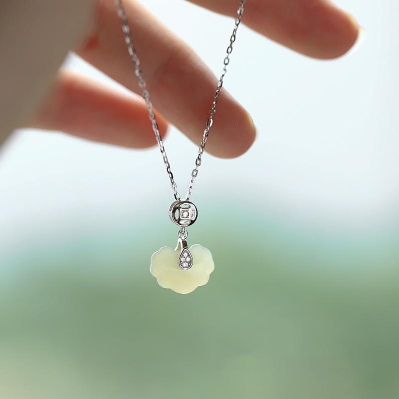 Xiangyun Ping An Schloss Weißer Jade-Halskette Chinesischer Stil Bedeutung Ruyi Schloss Anhänger Damen Altmodische Kleidung Han Element Glitzernder Diamant Schlüsselbein-Kette