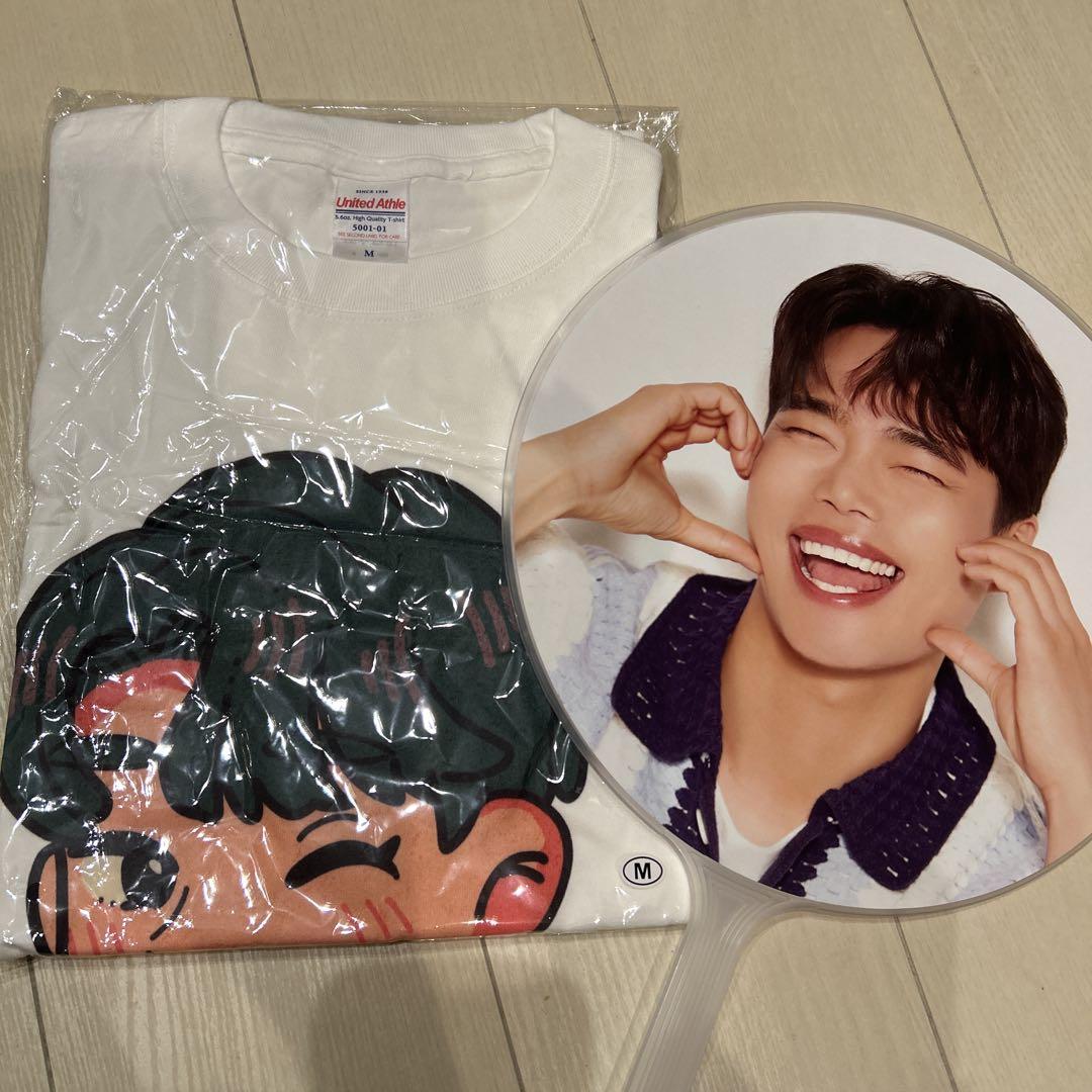 

[USED] Kibarun Korean YouTuber T-shirt White Medium and Uchiwa fan